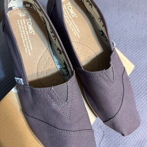 Women’s Size 9 Toms